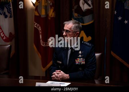 Washington, États-Unis. 09e mai 2020. Le général John Hyten, vice-président des chefs d'état-major interarmées, écoute lors d'une réunion entre le président Donald Trump, dirigeant militaire principal et l'équipe de sécurité nationale, la salle du Cabinet de la Maison Blanche à Washington, DC, le samedi 9 mai 2020. Photo de piscine par Anna Moneymaker/UPI crédit: UPI/Alay Live News Banque D'Images