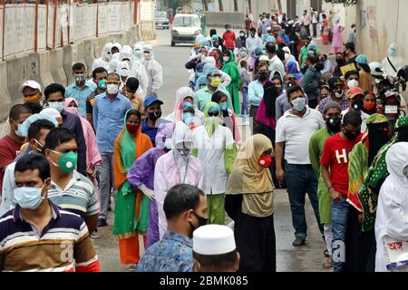 Dhaka, Bangladesh - 27 avril 2020 : sans maintenir la distance sociale, les gens se rassemblent devant un centre d'essais Covid-19 de Bangabandhu Sheikh Banque D'Images