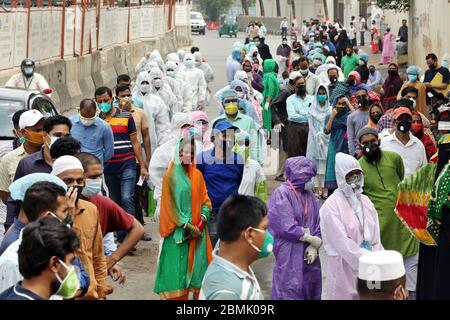 Dhaka, Bangladesh - 27 avril 2020 : sans maintenir la distance sociale, les gens se rassemblent devant un centre d'essais Covid-19 de Bangabandhu Sheikh Banque D'Images