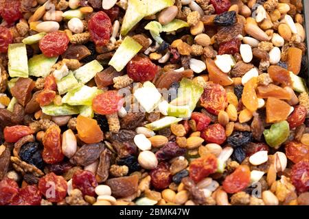 Un mélange de fruits secs et de biscuits. Gros plan. Banque D'Images