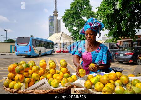 Vendeur de rue vendant des oranges dans les rues du centre-ville de Lagos. Banque D'Images