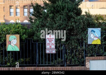 Brooklyn, États-Unis d'Amérique . 09e mai 2020. Des peintures de professionnels de la santé par l'artiste de rue ERGO sont exposées sur la clôture de l'hôpital méthodiste de Brooklyn, New York, le 9 mai 2020. (Photo de Gabriele Holtermann-Gorden/Sipa USA) crédit: SIPA USA/Alay Live News Banque D'Images