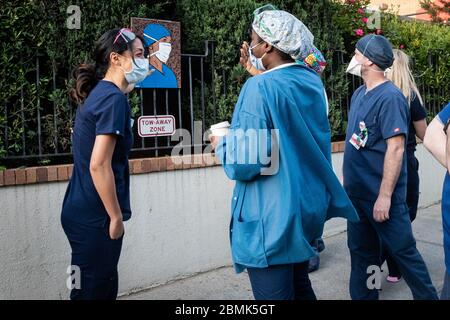 Brooklyn, États-Unis d'Amérique . 09e mai 2020. Les employés de l'hôpital méthodiste admirent les peintures de professionnels de la santé de l'artiste de rue ERGO, qui sont exposées sur la barrière de l'hôpital à Brooklyn, New York, le 9 mai 2020. (Photo de Gabriele Holtermann-Gorden/Sipa USA) crédit: SIPA USA/Alay Live News Banque D'Images