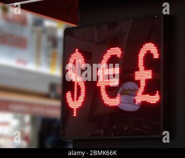 Symboles dollar, euro, livre sur panneau LED. Gros plan. Banque D'Images