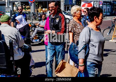 Rotterdam, pays-Bas. 09e mai 2020. Les hommes, les femmes affluent tous le marché pour faire du shopping après l'ouverture du marché.a Rotterdam, alors que les marchés sont de nouveau ouverts, des foules se rassemblent pendant que les forces de l'ordre tournent pour s'assurer que des mesures sont observées pour arrêter la propagation du virus corona. Crédit : SOPA Images Limited/Alamy Live News Banque D'Images