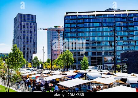 Rotterdam, pays-Bas. 09e mai 2020. Un aperçu du marché de Rotterdam, avec des stands espacés de mètres les uns des autres pour mesurer le covid 19.a Rotterdam, alors que les marchés s'ouvrent à nouveau, les foules se rassemblent tandis que les forces de l'ordre tournent pour s'assurer que des mesures sont observées pour arrêter la propagation du virus corona. Crédit : SOPA Images Limited/Alamy Live News Banque D'Images