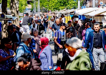 Rotterdam, pays-Bas. 09e mai 2020. Les hommes, les femmes affluent tous le marché pour faire du shopping après l'ouverture du marché.a Rotterdam, alors que les marchés sont de nouveau ouverts, des foules se rassemblent pendant que les forces de l'ordre tournent pour s'assurer que des mesures sont observées pour arrêter la propagation du virus corona. Crédit : SOPA Images Limited/Alamy Live News Banque D'Images