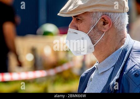 Rotterdam, pays-Bas. 09e mai 2020. Un homme porte un masque facial pour protéger le marché contre la pandémie de covid 19.a Rotterdam, alors que les marchés sont à nouveau ouverts, les foules se rassemblent tandis que les forces de l'ordre tournent pour s'assurer que des mesures sont observées pour arrêter la propagation du virus corona. Crédit : SOPA Images Limited/Alamy Live News Banque D'Images