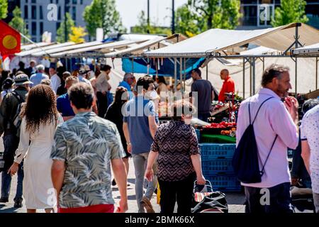 Rotterdam, pays-Bas. 09e mai 2020. Les hommes, les femmes affluent tous le marché pour faire du shopping après l'ouverture du marché.a Rotterdam, alors que les marchés sont de nouveau ouverts, des foules se rassemblent pendant que les forces de l'ordre tournent pour s'assurer que des mesures sont observées pour arrêter la propagation du virus corona. Crédit : SOPA Images Limited/Alamy Live News Banque D'Images