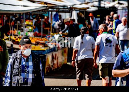 Rotterdam, pays-Bas. 09e mai 2020. Un homme porte un masque pour se protéger contre la pandémie de Covid 19.a Rotterdam, alors que les marchés s'ouvrent à nouveau, des foules se rassemblent tandis que les forces de l'ordre tournent pour s'assurer que des mesures sont observées pour arrêter la propagation du virus corona. Crédit : SOPA Images Limited/Alamy Live News Banque D'Images