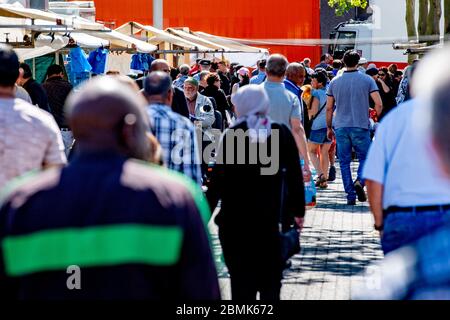 Rotterdam, pays-Bas. 09e mai 2020. Les hommes, les femmes affluent tous le marché pour faire du shopping après l'ouverture du marché.a Rotterdam, alors que les marchés sont de nouveau ouverts, des foules se rassemblent pendant que les forces de l'ordre tournent pour s'assurer que des mesures sont observées pour arrêter la propagation du virus corona. Crédit : SOPA Images Limited/Alamy Live News Banque D'Images