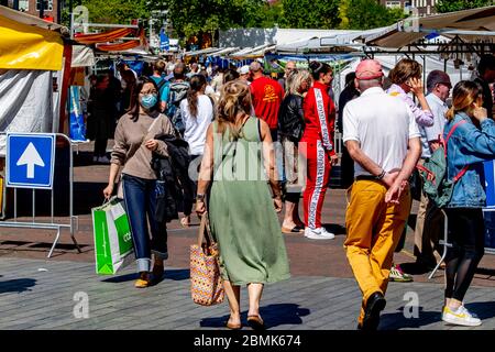 Rotterdam, pays-Bas. 09e mai 2020. Les hommes, les femmes affluent tous le marché pour faire du shopping après l'ouverture du marché.a Rotterdam, alors que les marchés sont de nouveau ouverts, des foules se rassemblent pendant que les forces de l'ordre tournent pour s'assurer que des mesures sont observées pour arrêter la propagation du virus corona. Crédit : SOPA Images Limited/Alamy Live News Banque D'Images