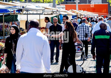 Rotterdam, pays-Bas. 09e mai 2020. Les hommes, les femmes affluent tous le marché pour faire du shopping après l'ouverture du marché.a Rotterdam, alors que les marchés sont de nouveau ouverts, des foules se rassemblent pendant que les forces de l'ordre tournent pour s'assurer que des mesures sont observées pour arrêter la propagation du virus corona. Crédit : SOPA Images Limited/Alamy Live News Banque D'Images