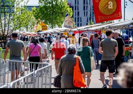 Rotterdam, pays-Bas. 09e mai 2020. Les hommes, les femmes affluent tous le marché pour faire du shopping après l'ouverture du marché.a Rotterdam, alors que les marchés sont de nouveau ouverts, des foules se rassemblent pendant que les forces de l'ordre tournent pour s'assurer que des mesures sont observées pour arrêter la propagation du virus corona. Crédit : SOPA Images Limited/Alamy Live News Banque D'Images