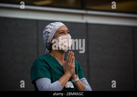 (200510) -- NEW YORK, le 10 mai 2020 (Xinhua) -- Samantha Giambalvo, infirmière itinérante de l'Alabama qui travaille à New York depuis avril 6, observe que les pompiers et les résidents apprécient les travailleurs de la santé du NYU Langone Medical Center, dans le contexte de l'épidémie de COVID-19 à New York, aux États-Unis, le 9 mai 2020. Le nombre de cas de COVID-19 aux États-Unis a atteint 1,300,079 à 3 h 32 (1932 GMT) samedi, selon le Centre for Systems Science and Engineering (CSSE) de l'Université Johns Hopkins. Pendant ce temps, le nombre de décès dus à la maladie dans le pays a atteint 78,320 Banque D'Images