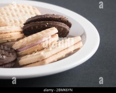 Assortiment de biscuits à la crème et biscuits posés sur une assiette prête à être mangés Banque D'Images