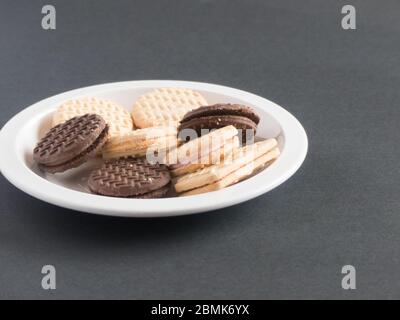 Assortiment de biscuits à la crème et biscuits posés sur une assiette prête à être mangés Banque D'Images