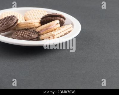 Assortiment de biscuits à la crème et biscuits posés sur une assiette prête à être mangés Banque D'Images