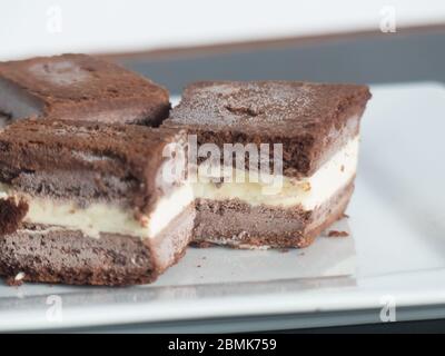 Les sandwiches maison à la crème glacée au chocolat sont coupés en morceaux de taille morsure, prêts à être consommés Banque D'Images
