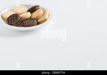 Assortiment de biscuits à la crème et biscuits posés sur une assiette prête à être mangés Banque D'Images