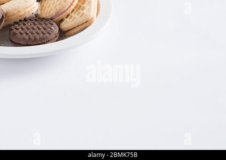 Assortiment de biscuits à la crème et biscuits posés sur une assiette prête à être mangés Banque D'Images