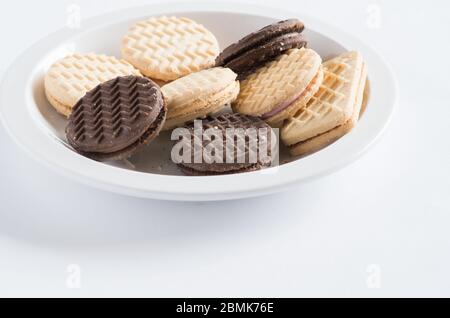 Assortiment de biscuits à la crème et biscuits posés sur une assiette prête à être mangés Banque D'Images