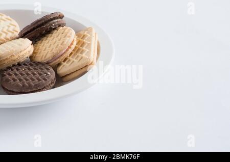 Assortiment de biscuits à la crème et biscuits posés sur une assiette prête à être mangés Banque D'Images