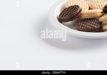 Assortiment de biscuits à la crème et biscuits posés sur une assiette prête à être mangés Banque D'Images