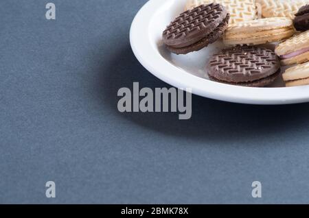 Assortiment de biscuits à la crème et biscuits posés sur une assiette prête à être mangés Banque D'Images