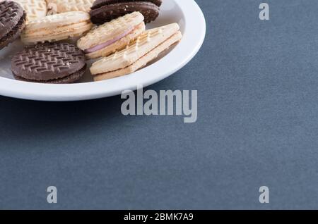 Assortiment de biscuits à la crème et biscuits posés sur une assiette prête à être mangés Banque D'Images