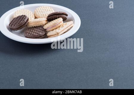 Assortiment de biscuits à la crème et biscuits posés sur une assiette prête à être mangés Banque D'Images