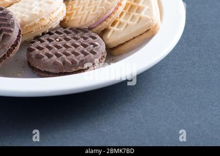 Assortiment de biscuits à la crème et biscuits posés sur une assiette prête à être mangés Banque D'Images