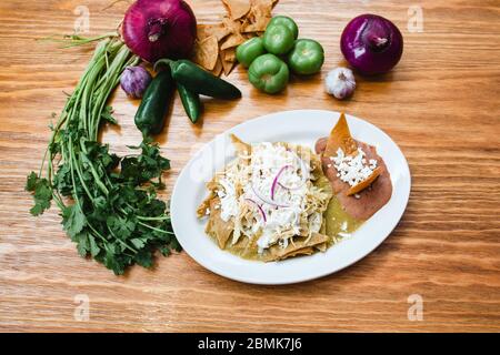 Chilaquiles verdes avec poulet, cuisine mexicaine, petit déjeuner traditionnel au mexique Banque D'Images