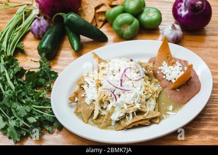 Chilaquiles verdes avec poulet, cuisine mexicaine, petit déjeuner traditionnel au mexique Banque D'Images