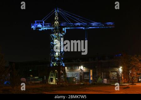 Gdansk, Pologne. 09e mai 2020. La grue du chantier naval de Gdansk vu avec l'illumination bleue du drapeau de l'Union européenne pendant la Journée de l'Europe. Crédit : SOPA Images Limited/Alamy Live News Banque D'Images