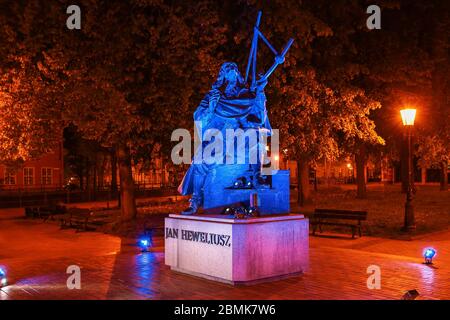 Gdansk, Pologne. 09e mai 2020. Monument Jan Heweliusz vu avec l'illumination bleue du drapeau de l'Union européenne pendant la Journée de l'Europe. Crédit : SOPA Images Limited/Alamy Live News Banque D'Images