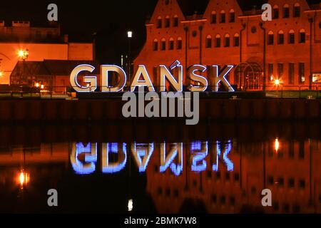 Gdansk, Pologne. 09e mai 2020. Inscription GDANSK sur la rivière Motlawa vue avec l'illumination bleue du drapeau de l'Union européenne pendant la Journée de l'Europe. Crédit : SOPA Images Limited/Alamy Live News Banque D'Images