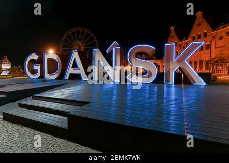 Gdansk, Pologne. 09e mai 2020. Inscription GDANSK sur la rivière Motlawa vue avec l'illumination bleue du drapeau de l'Union européenne pendant la Journée de l'Europe. Crédit : SOPA Images Limited/Alamy Live News Banque D'Images