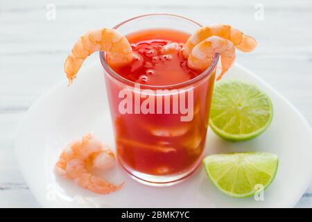 caldo de camaron, consome de camarones, cocktail de crevettes avec citron et biscuits salés cuisine mexicaine de mer au mexique Banque D'Images