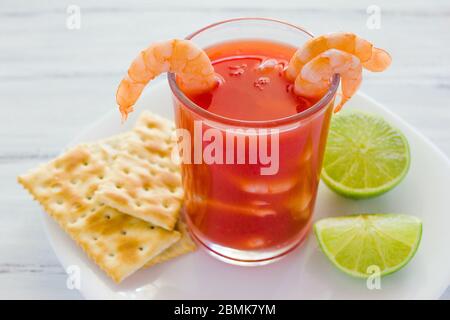 caldo de camaron, consome de camarones, cocktail de crevettes avec citron et biscuits salés cuisine mexicaine de mer au mexique Banque D'Images