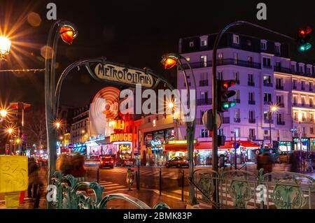 Paris, France. 28 janvier 2012. Entrée du métro près du Moulin Rouge la nuit avec de magnifiques lumières de la ville. Banque D'Images