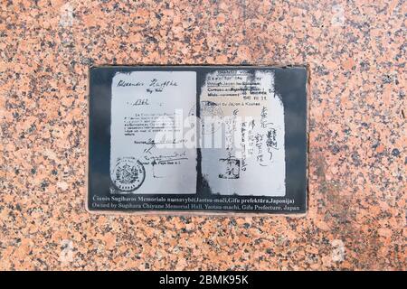 Une copie des pages de passeport sur le monument en l'honneur de Chiune Sugihara, la diplomate japonaise qui a signé des milliers de papiers de transit pour les Juifs pendant la première Guerre mondiale Banque D'Images