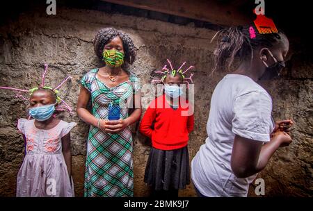 Nairobi, Kenya. 09e mai 2020. Les jeunes filles des bidonvilles de Kibera utilisent leur style de cheveux tressé du virus Corona pour sensibiliser les gens à la pandémie du virus corona. Le Kenya a enregistré 649 cas confirmés, 207 cas de rétablissement et 30 décès dus à la maladie de Covid 19. Crédit : SOPA Images Limited/Alamy Live News Banque D'Images