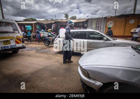 Nairobi, Kenya. 09e mai 2020. Un agent de santé local est vu dans les rues vaporiser des véhicules avec du désinfectant chimique pendant la pandémie du virus corona. Le Kenya a enregistré 649 cas confirmés, 207 cas de rétablissement et 30 décès dus à la maladie de Covid 19. Crédit : SOPA Images Limited/Alamy Live News Banque D'Images