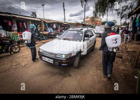 Nairobi, Kenya. 09e mai 2020. Les travailleurs de la santé locaux sont vus le long des rues vaporisant des véhicules avec du désinfectant chimique pendant la pandémie du virus corona. Le Kenya a enregistré 649 cas confirmés, 207 cas de rétablissement et 30 décès dus à la maladie de Covid 19. Crédit : SOPA Images Limited/Alamy Live News Banque D'Images