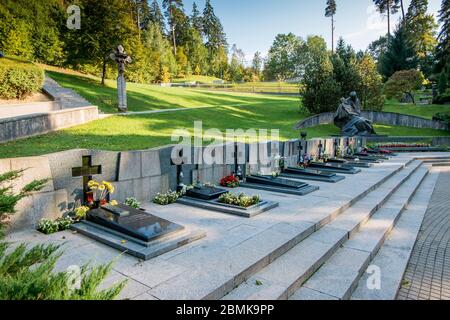 Le monument et tombe aux victimes du célèbre massacre de l'URSS du 11 janvier 1991. Au cimetière d'Antakalnis à Vilnius, Lituanie. Banque D'Images