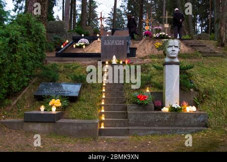 Des bougies marquent les tombes, un mémorial de la nuit de la Toussaint, 1er novembre. Au cimetière d'Antakalnis à Vilnius, Lituanie. Banque D'Images