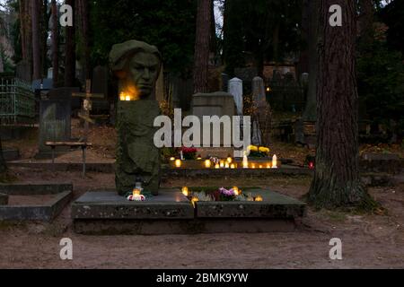 Des bougies marquent les tombes, un mémorial de la nuit de la Toussaint, 1er novembre. Au cimetière d'Antakalnis à Vilnius, Lituanie. Banque D'Images