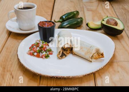 Le burritos enveloppe la nourriture mexicaine avec du bœuf et des légumes. Burrito de bœuf, Banque D'Images