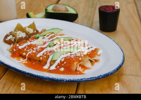 enchiladas rouges cuisine mexicaine avec sauce tomate et fromage au mexique Banque D'Images